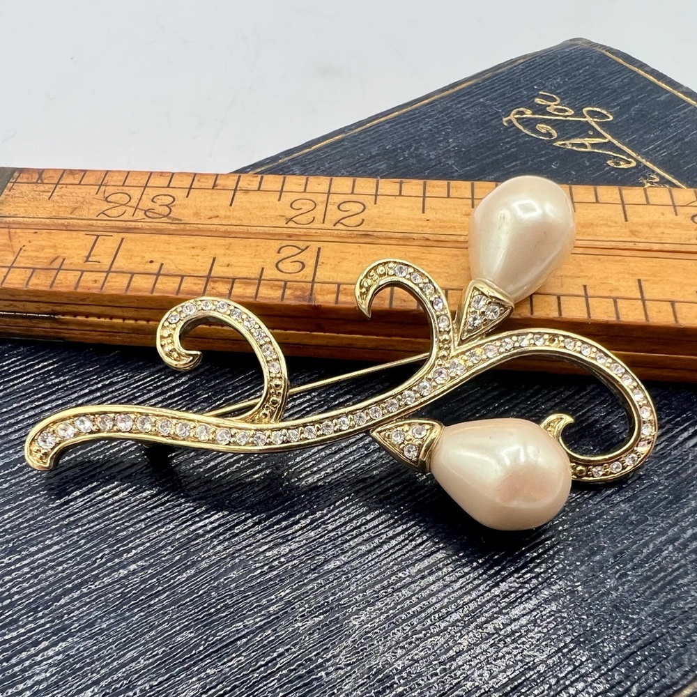 Vintage MONET gold tone rhinestone faux pearl floral stem brooch pin